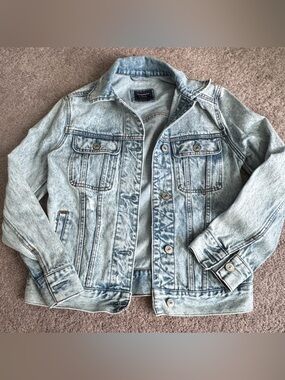 Abercrombie & Fitch Distresses Light Wash Denim Trucker Jacket